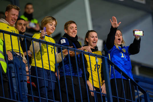 Birgitta Seger, Mikael Seger, Therese Sjögran, Emma Berglund and Olivia Schough in the stands