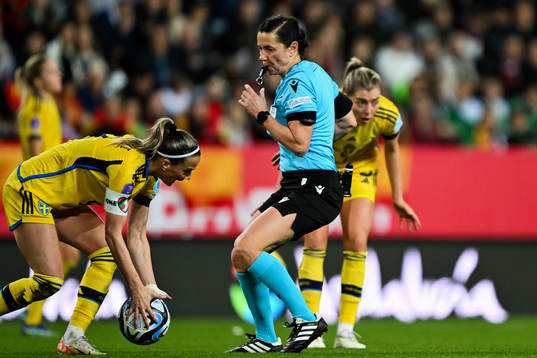 Kosovare Asllani of Sweden and Referee Kateryna Monzul