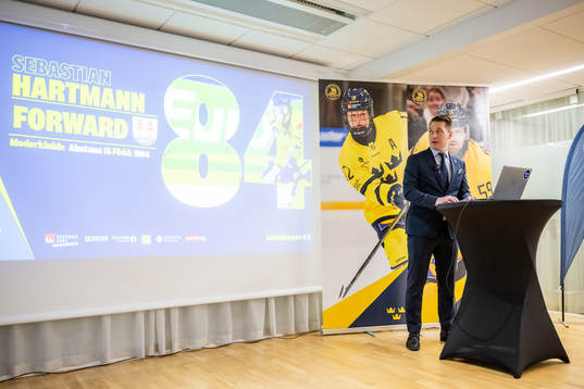 Sveriges förbundskapten Sam Hallam presenterar Sebastian