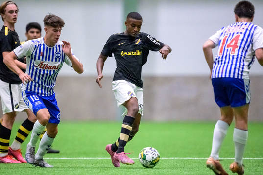 Odenses Magnus Andersen och AIKs Robel Yonas