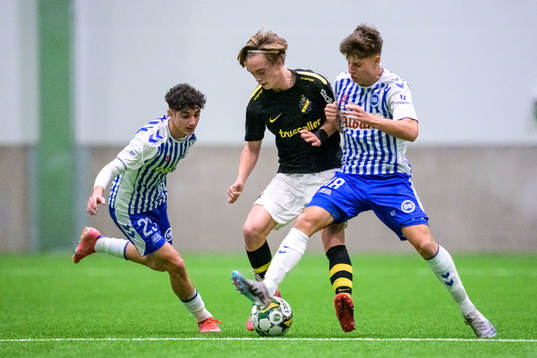 AIKs Yannick Geiger och Odenses Magnus Andersen