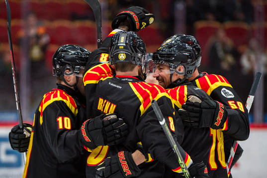 Brynäs Jordie Benn och Anton Rödin jublar