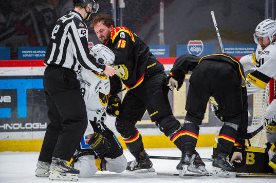 Västerås Eric Engstrand och Brynäs Simon Bertilsson i
