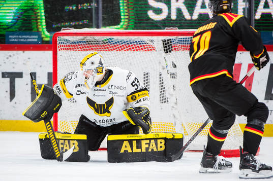 Brynäs Miks Indrasis gör mål bakom Västerås målvakt