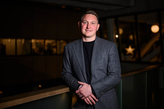 Kim Källström poserar för ett porträtt