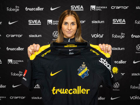 Felicia Saving poserar för porträtt i samband med att hon presenterats som nyförvärv