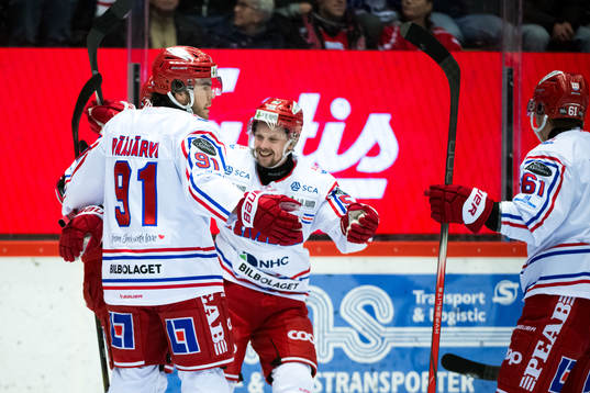 Timrås Robin Hanzl (ej i bild) jublar med Magnus