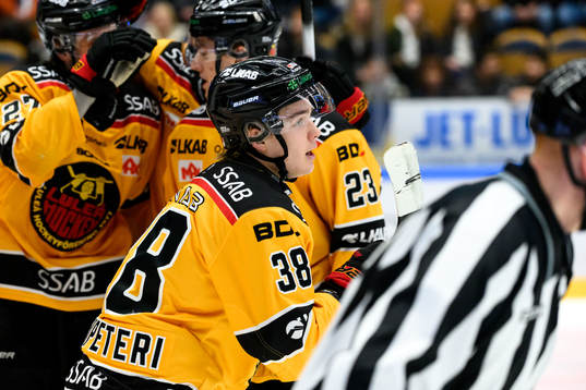 Luleå Hockeys Olli Nikupeteri jublar