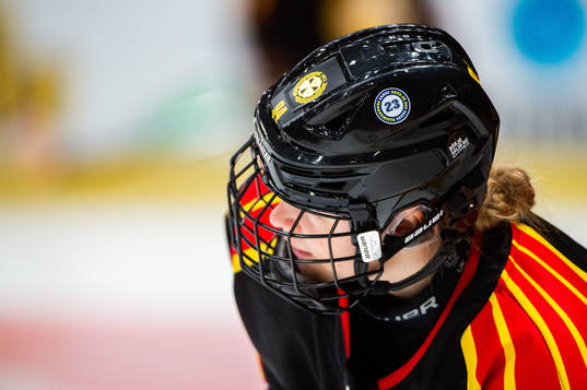 Brynäs Anna Meixner med klistermärken tillägnade Sanni