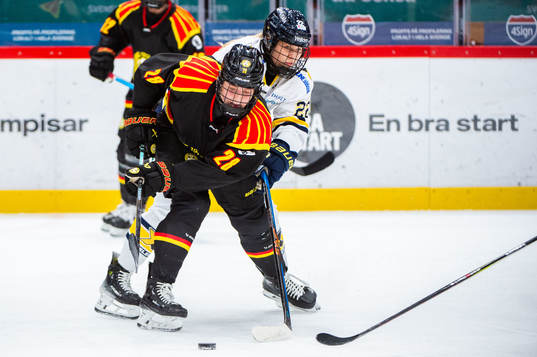 Brynäs Jenny Antonsson och HV71s Suvi Käyhkö