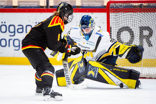 Brynäs Anna Meixner gör mål bakom HV71s målvakt Lina