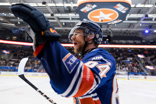 Växjö Lakers HCs Eric Martinsson jublar