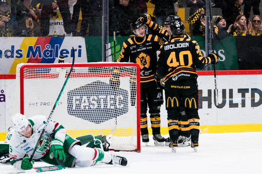 Skellefteås Linus Lindström jublar med lagkamrater