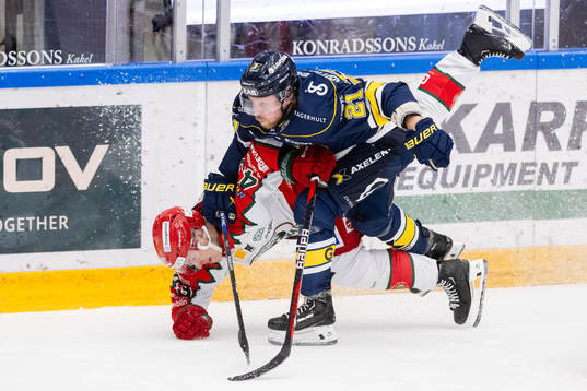 HV71s Mattias Tedenby och Frölundas /under ishockeymatchen