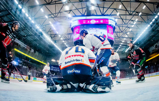 Växjös målvakt Adam Åhman och Örebros Mathias Bromé