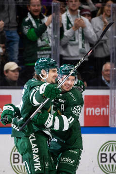 Färjestads David Tomasek jublar med Färjestads Joakim