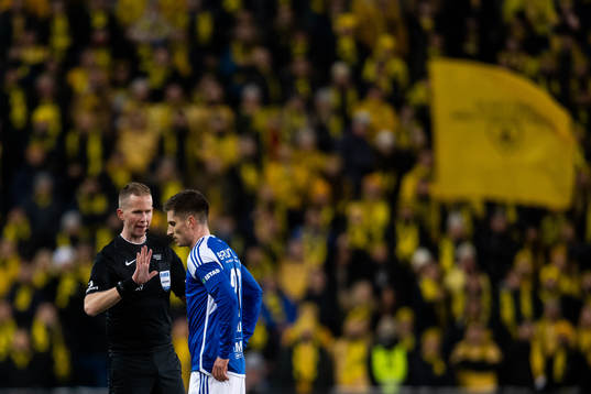 Referee Kristoffer Hagenes and Kristoffer Haugen of Molde