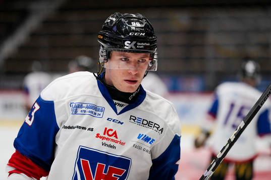 Skellefteås Rickard Hugg i Vindels matchtröja