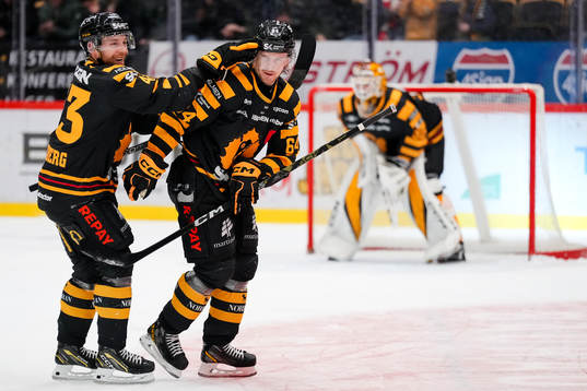 Skellefteås Filip Sandberg och Jonathan Pudas jublar