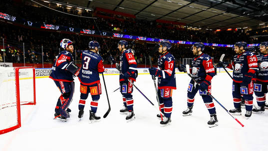 Linköpings spelare tackar målvakt Jesper Myrenberg