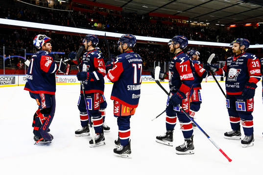 Linköpings spelare tackar målvakt Jesper Myrenberg