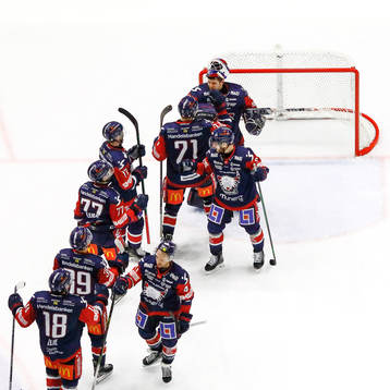 Linköpings spelare tackar målvakt Jesper Myrenberg