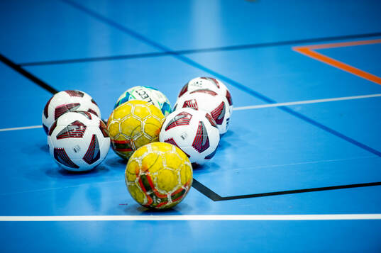 Fotbollar på gymnastikgolv
