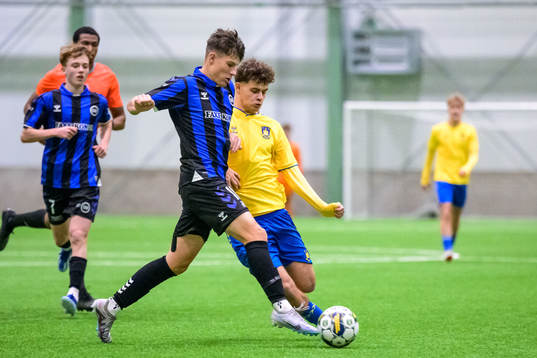 Odenses Magnus Andersen och Bröndbys André Escobar