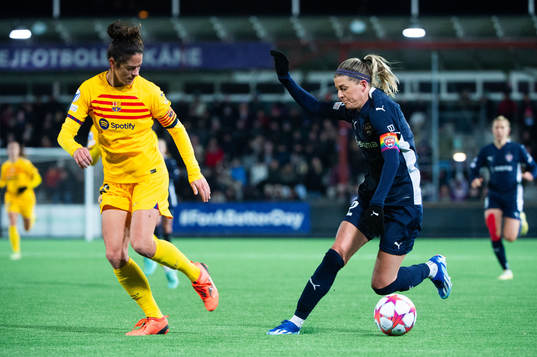 Marta Torrejon of Barcelona and Olivia Schough of FC