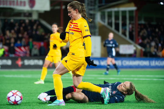 Ona Batlle of Barcelona and Fiona Brown of FC Rosengård