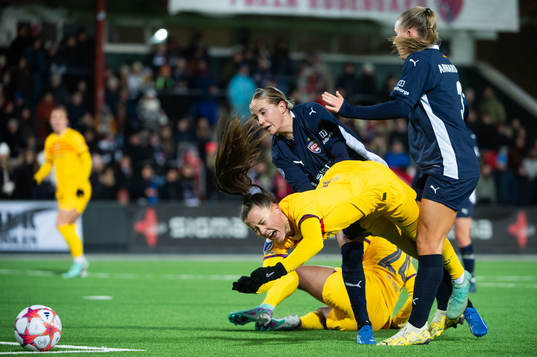 Gudrun Arnardottir of FC Rosengård and Claudia Pina of
