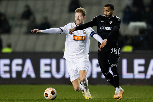 Samuel Gustafson of Häcken and Juninho of Qarabag