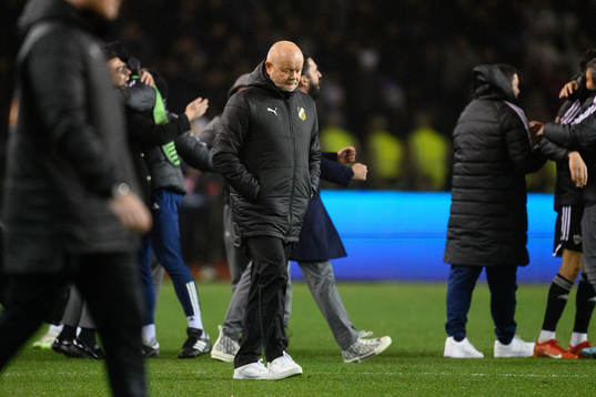 Head coach Per-Mathias Høgmo of Häcken looks dejected