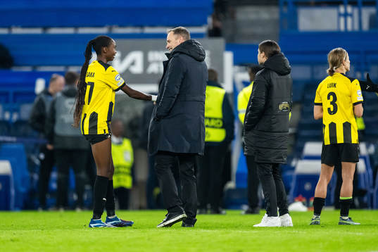 Aisha Masaka and Football coordinator Christian Lundström of Häcken