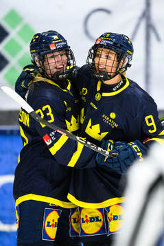 Sveriges Thea Johansson jublar med Sveriges Emma Forsgren