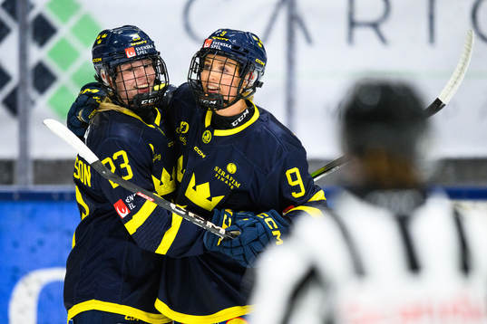 Sveriges Thea Johansson jublar med Sveriges Emma Forsgren