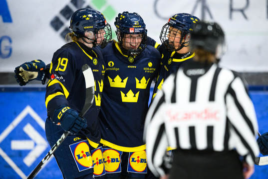 Sveriges Thea Johansson jublar med Sveriges Emma Forsgren