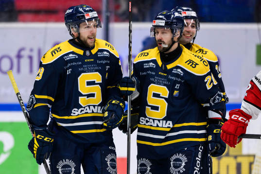 Södertäljes Emil Alba jublar