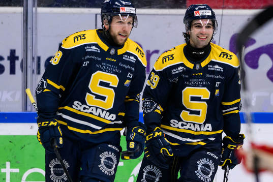 Södertäljes Emil Alba och Stelio Mattheos jublar