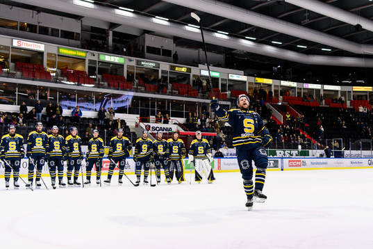 Södertäljes Emil Alba jublar