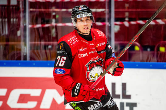Malmö Redhawks Tomi Sallinen värmer upp innan