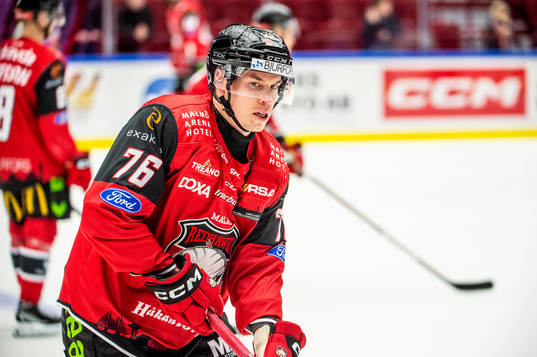 Malmö Redhawks Tomi Sallinen värmer upp innan