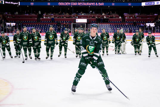 Färjestads Noel Fransén jublar med lagkamrater