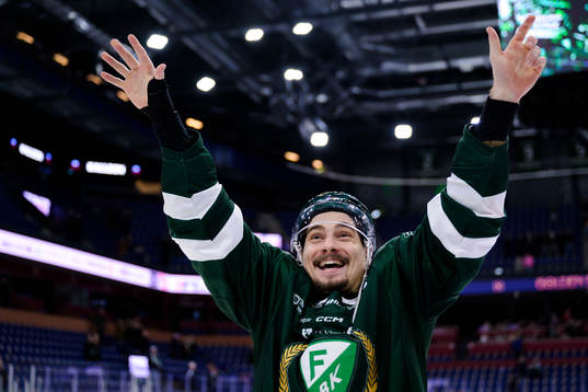 Färjestads David Tomasek jublar