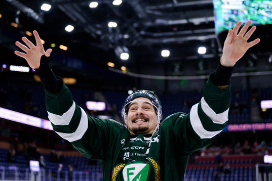 Färjestads David Tomasek jublar