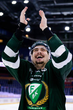 Färjestads David Tomasek jublar