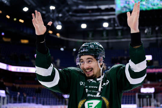 Färjestads David Tomasek jublar
