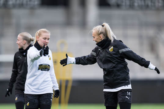 Johanna Fossdalsá Sørensen and Molly Johansson of Häcken