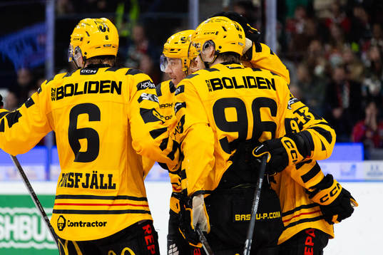 Skellefteås Filip Sandberg jublar med lagkamrater