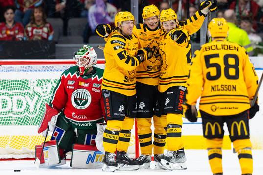 Skellefteås Linus Lindström jublar med lagkamrater